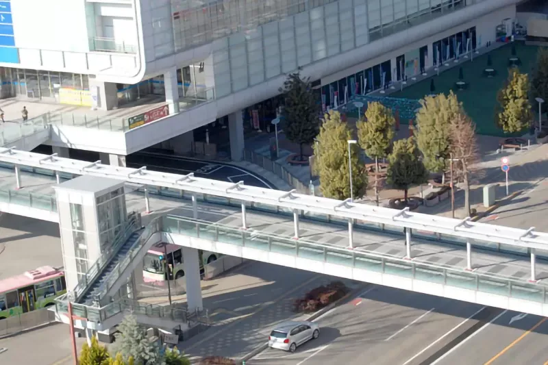 ペデストリアンデッキで高崎駅東口から直通